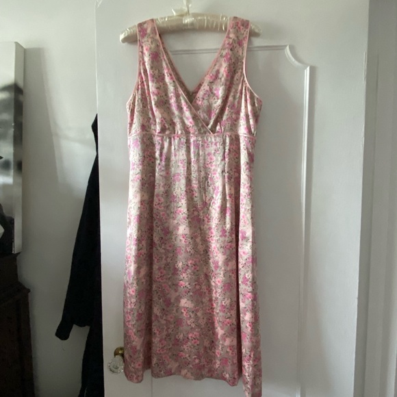Silk dress in soft taupe with pink floral print by Kenzie - Picture 3 of 6